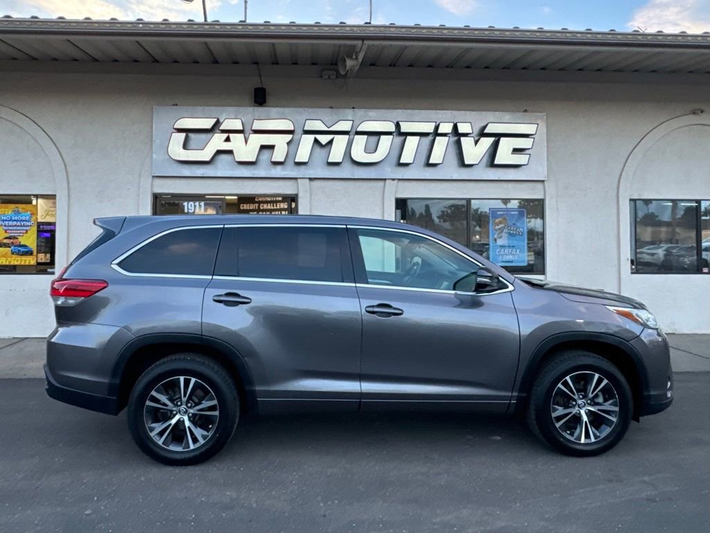 Used 2018 Toyota Highlander LE w/ Carpet Mat Package (TMS) FWD image 3