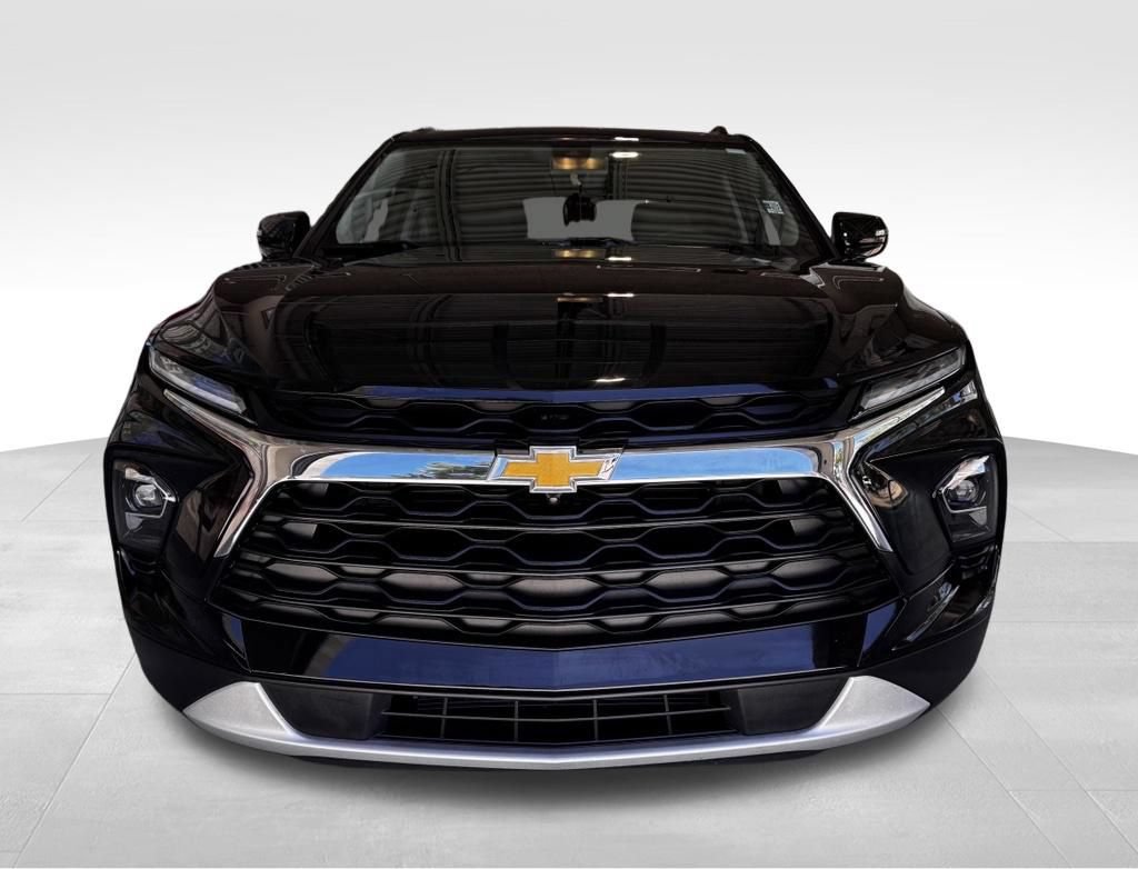 Used 2025 Chevrolet Blazer LT w/ Sound & Technology Package FWD image 2