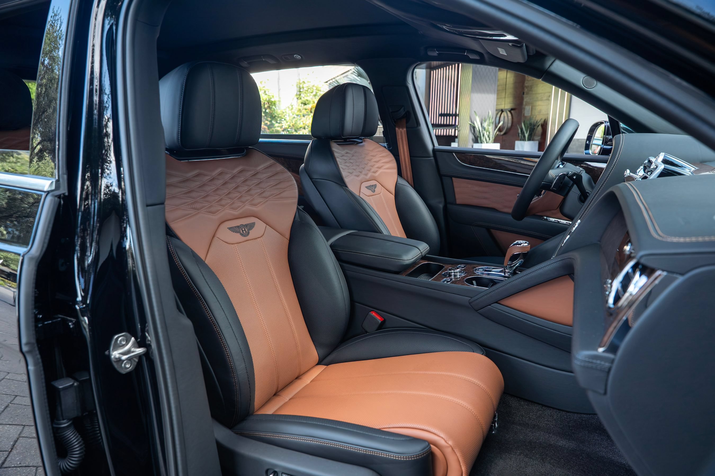 Certified 2025 Bentley Bentayga Extended Wheelbase AWD/4WD image 21