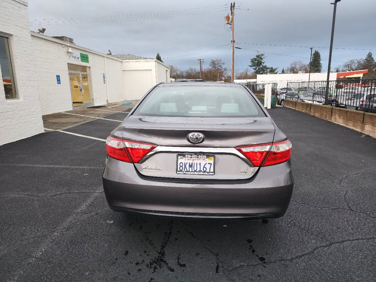 Used 2015 Toyota Camry LE image 4