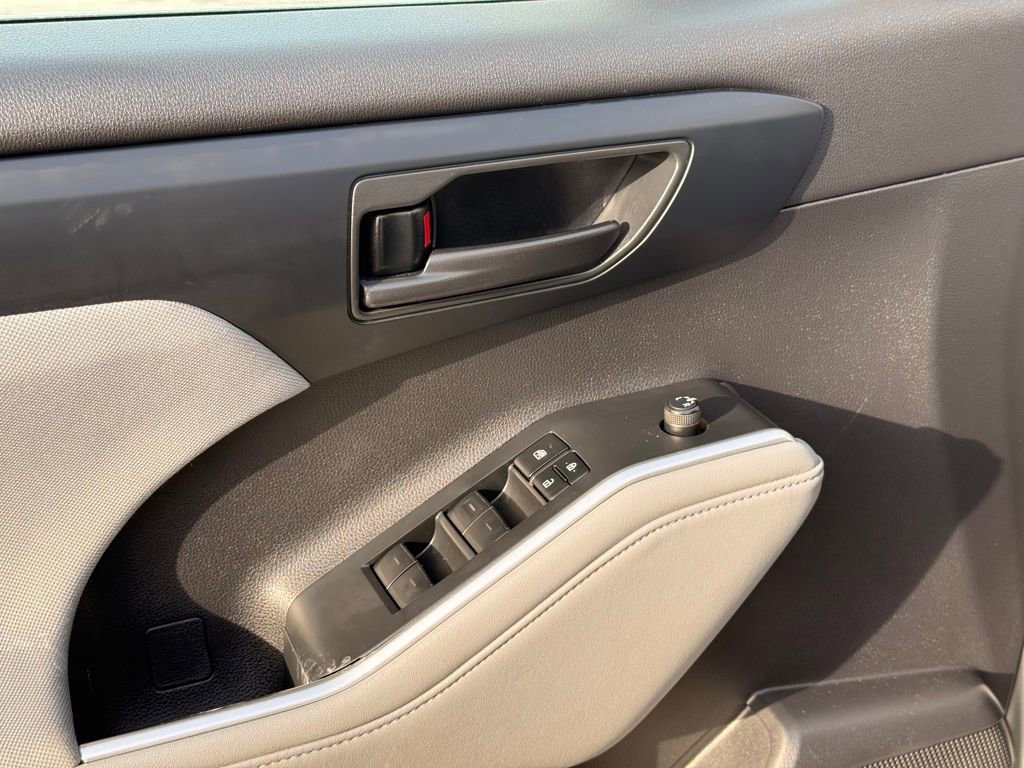 Used 2022 Toyota Highlander LE image 22