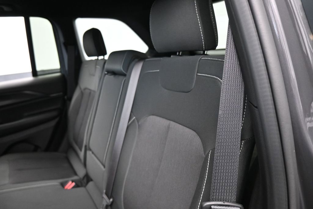 Used 2025 Jeep Grand Cherokee Laredo X RWD image 31