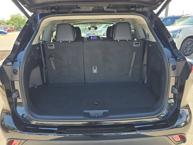 Used 2024 Toyota Highlander XLE AWD/4WD image 9
