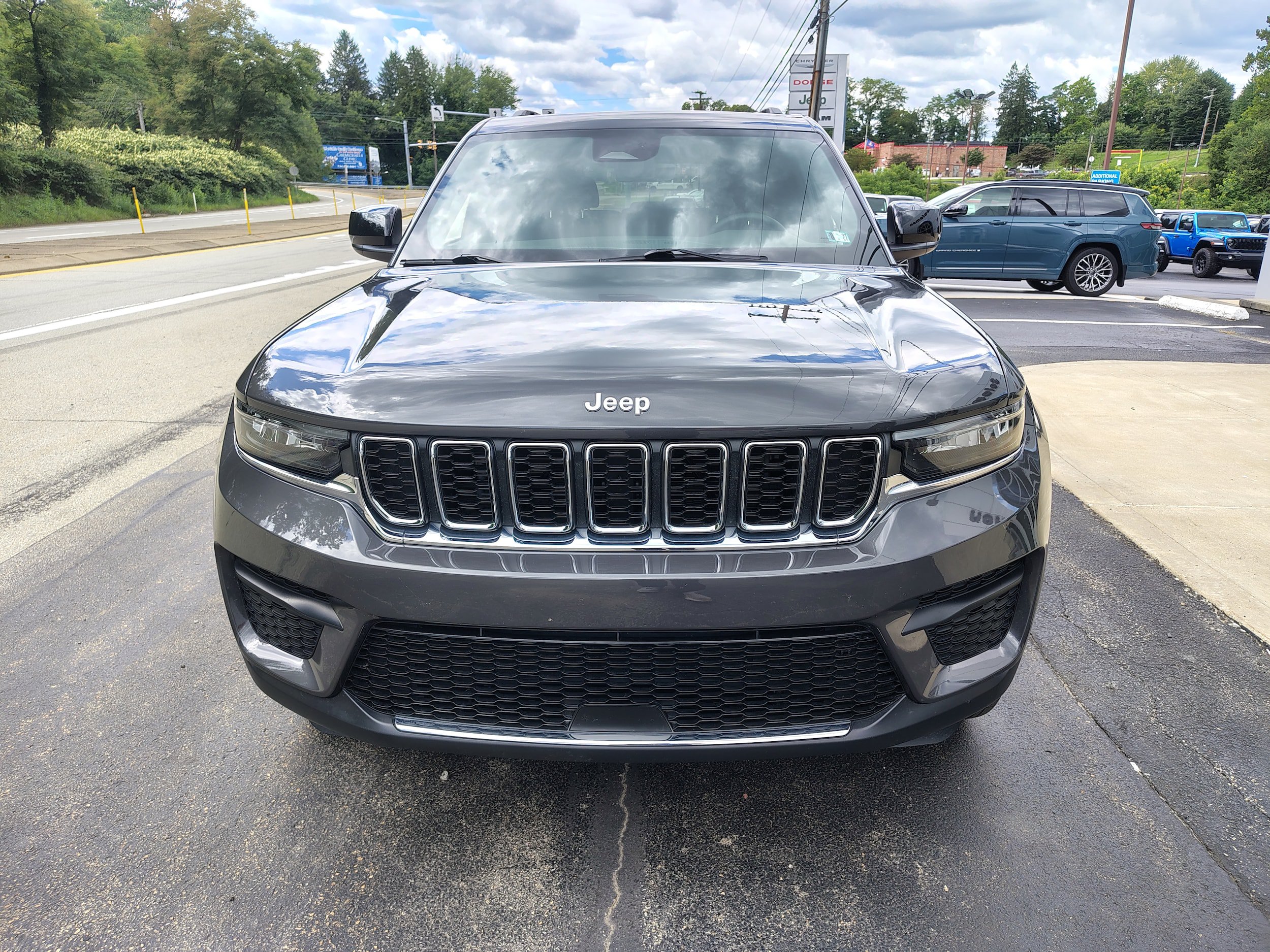 Certified 2025 Jeep Grand Cherokee Laredo X w/ Luxury Tech Group I AWD/4WD image 3