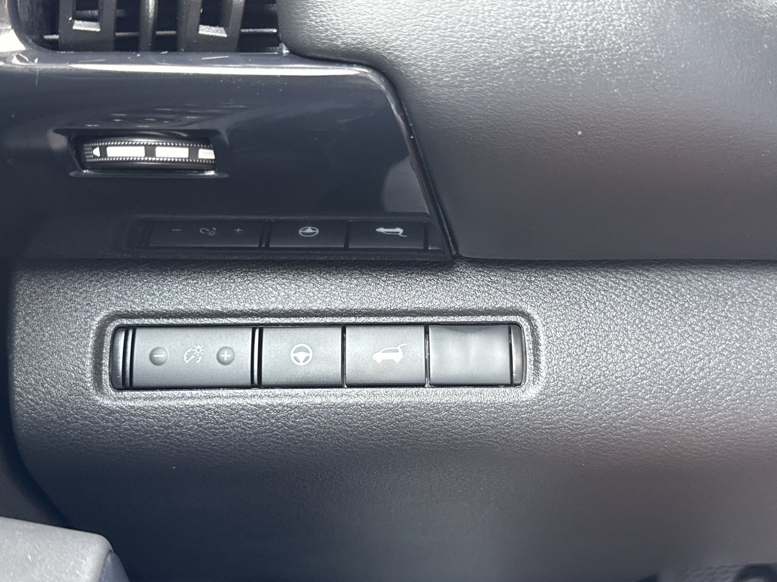 Used 2025 Nissan Pathfinder SV FWD image 19