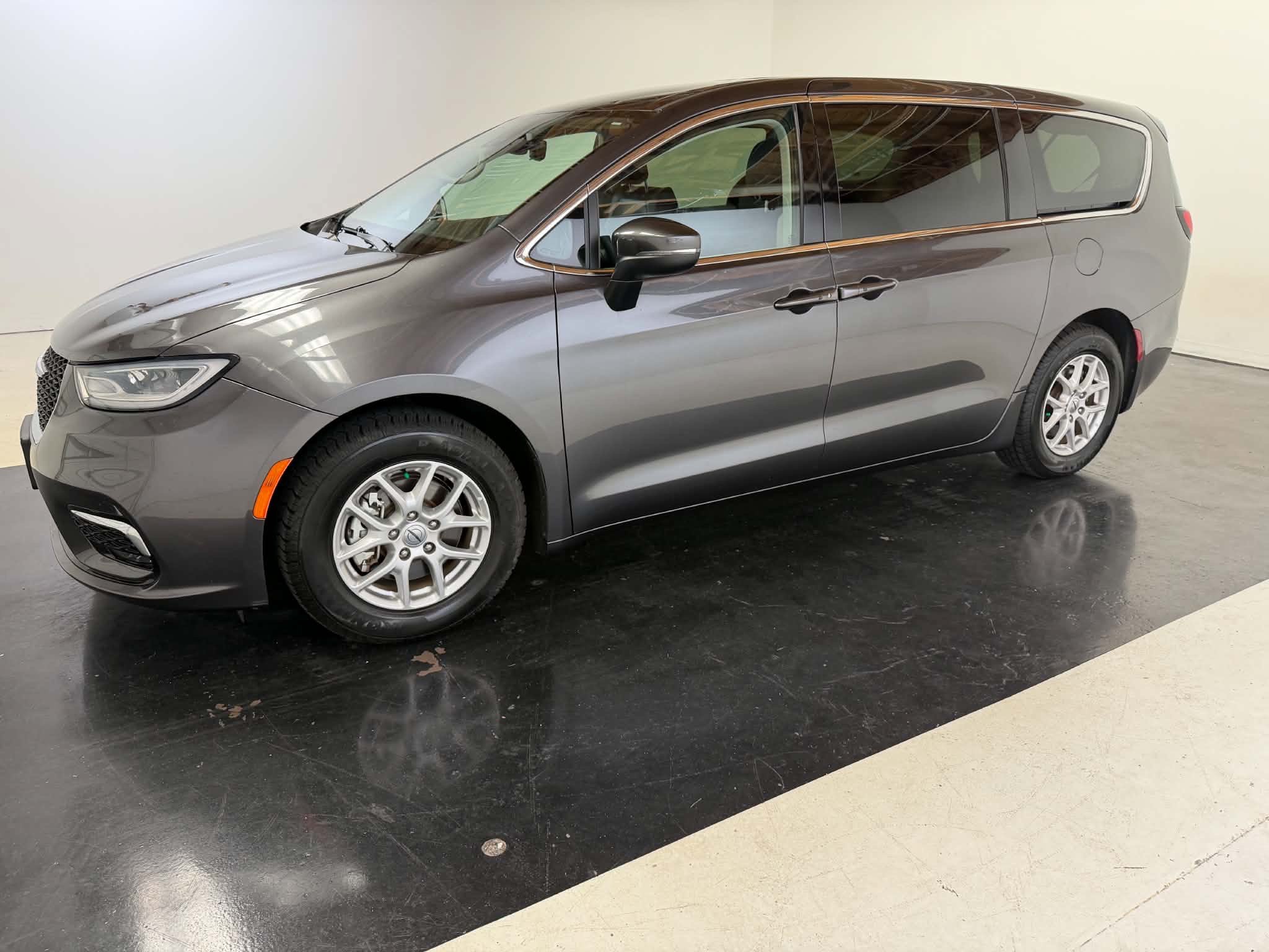 Used 2023 Chrysler Pacifica Touring-L FWD image 15
