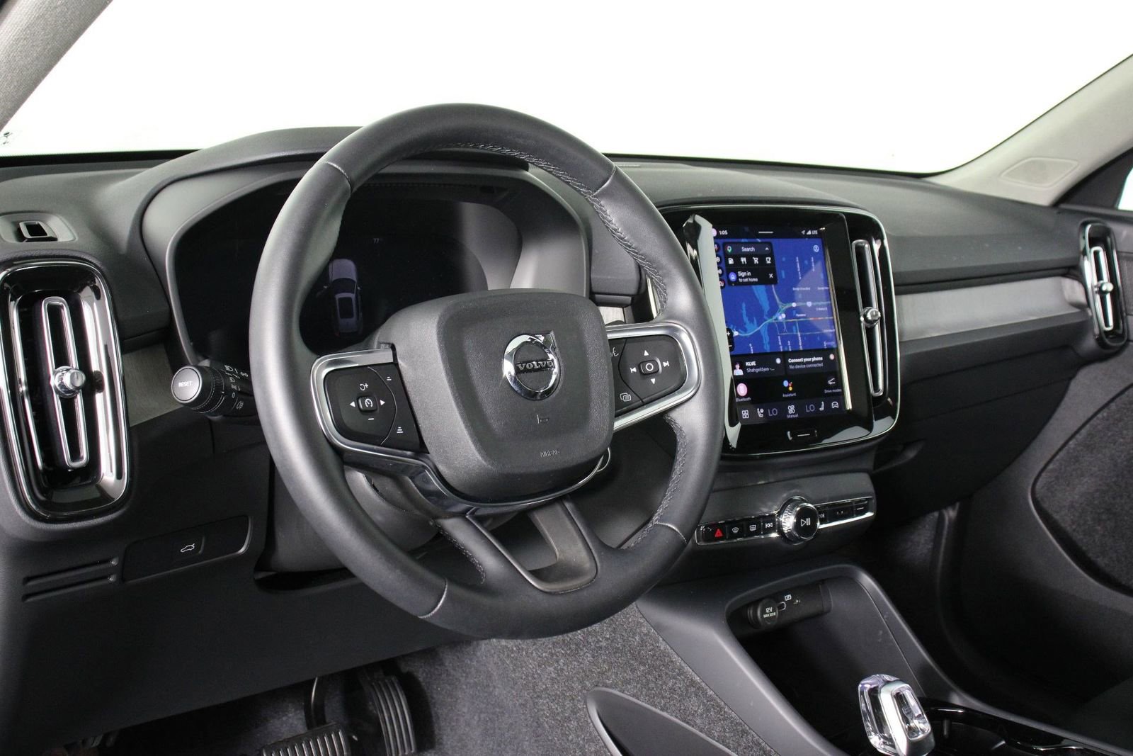 Certified 2025 Volvo XC40 B5 Plus AWD/4WD image 14
