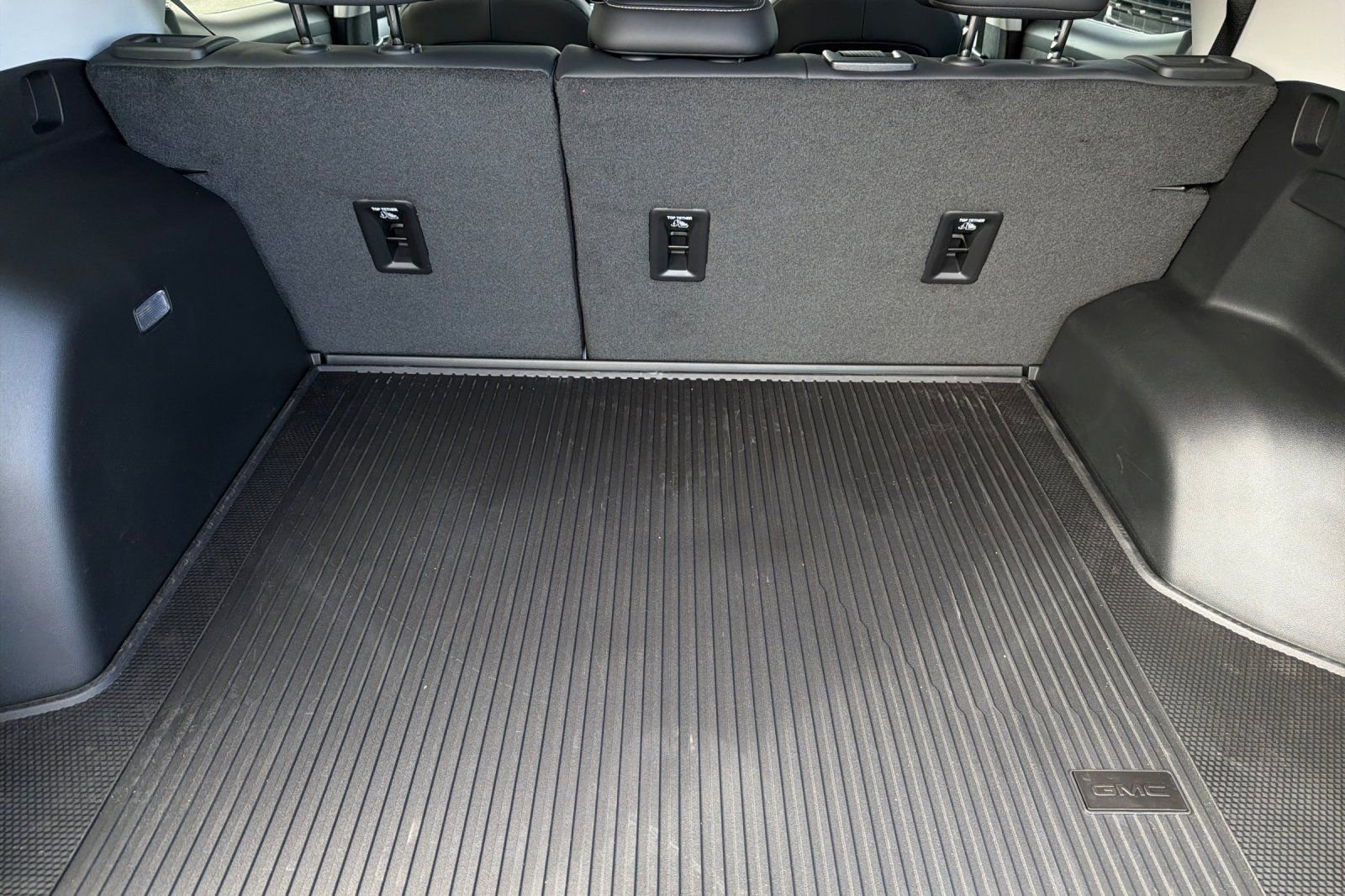 New 2026 GMC Terrain Denali w/ LPO, Black Badging Package image 16