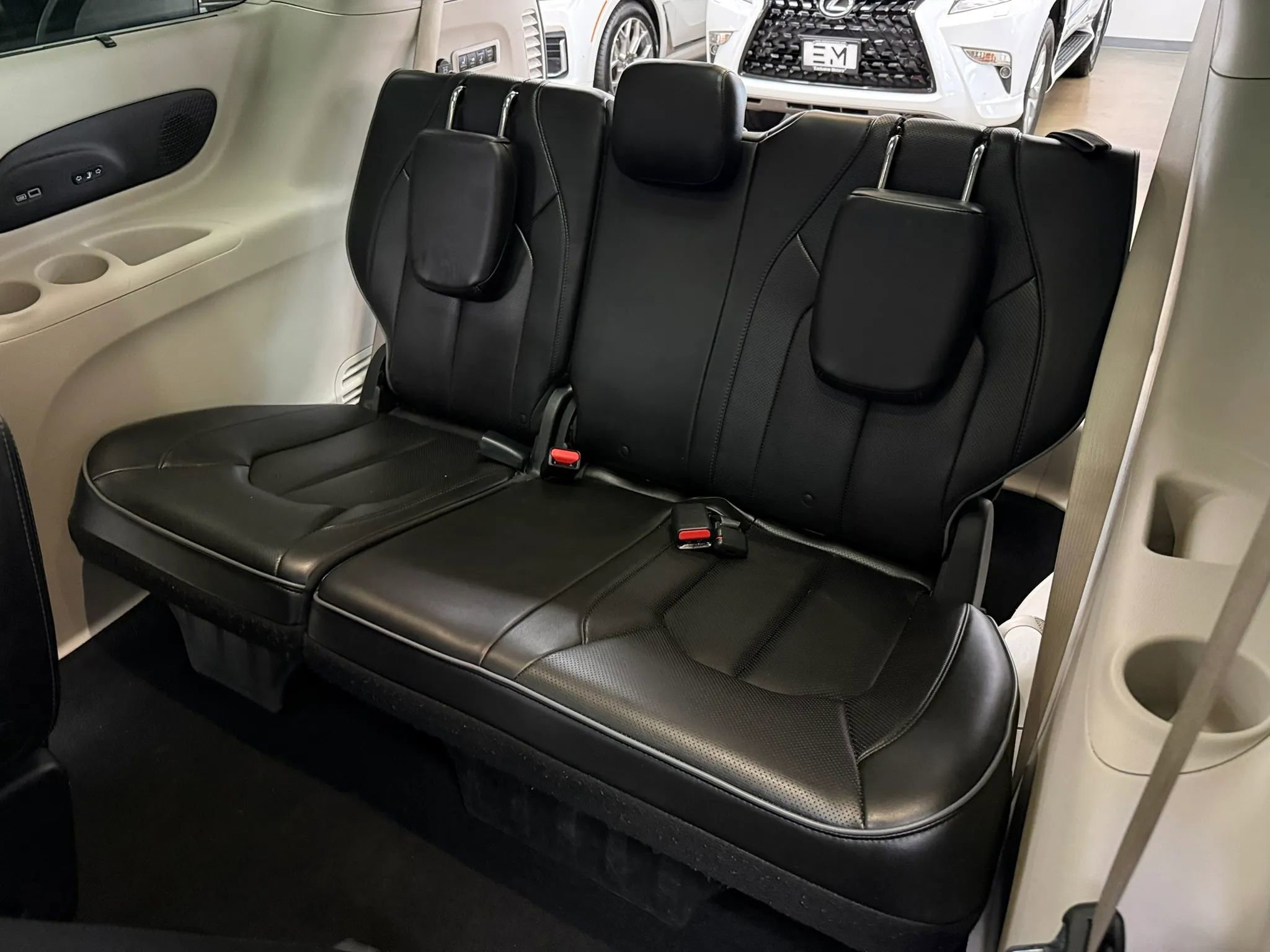 Used 2020 Chrysler Pacifica Limited FWD image 14