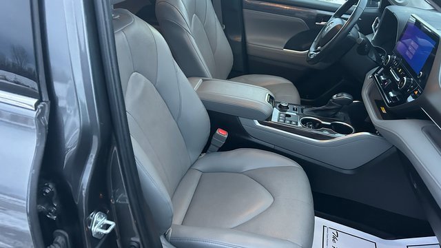 Used 2023 Toyota Highlander Limited image 46