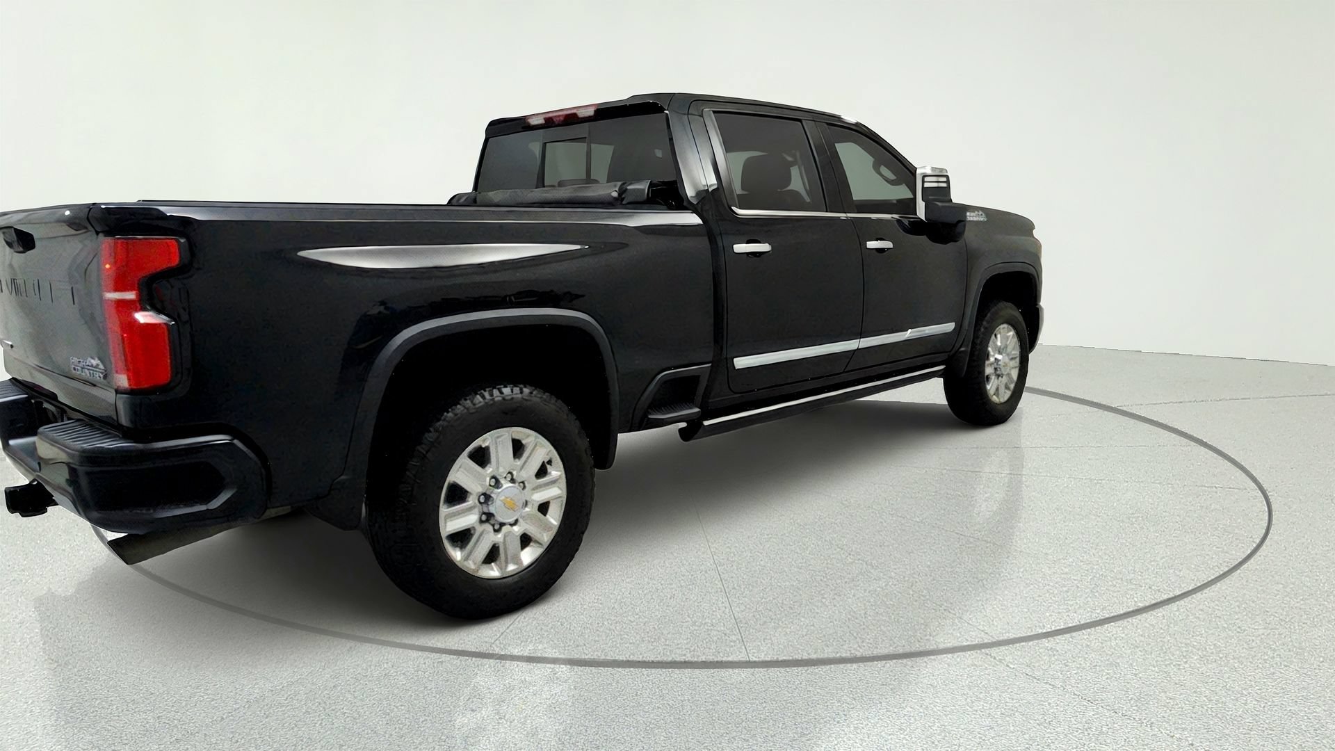 Used 2025 Chevrolet Silverado 2500 High Country w/ High Country Premium Package AWD/4WD image 5