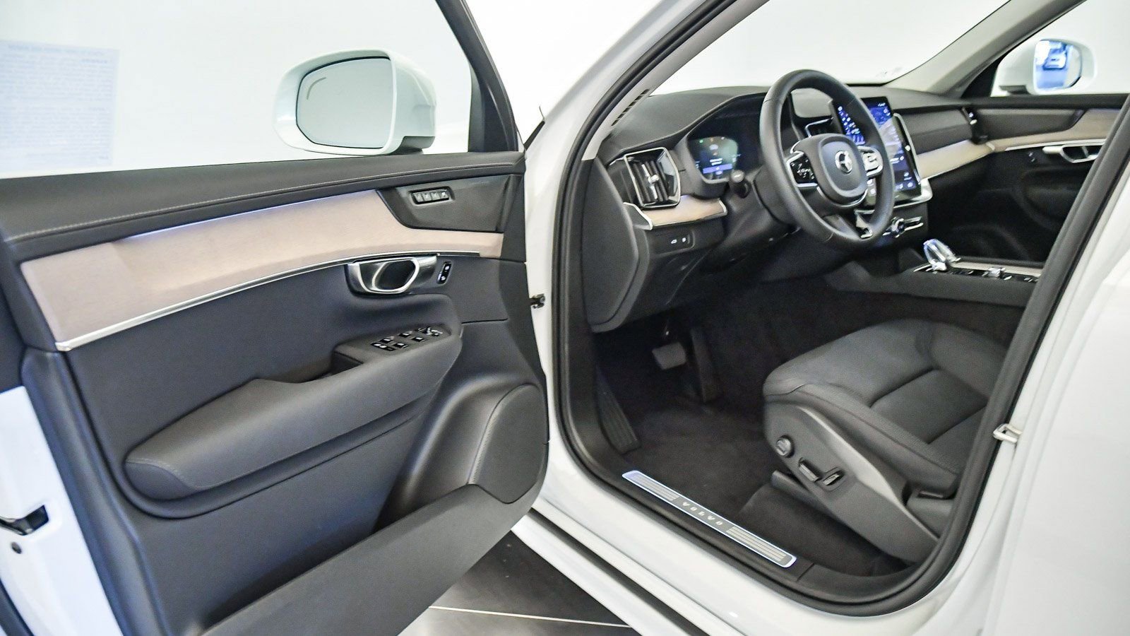 Used 2025 Volvo XC90 T8 Plus w/ Protection Package Premier image 23