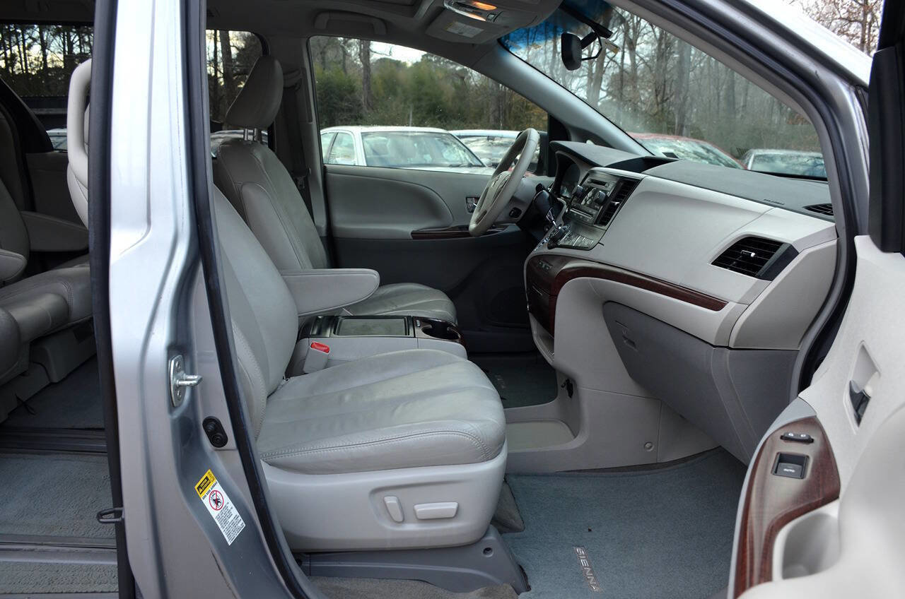 Used 2013 Toyota Sienna XLE image 10