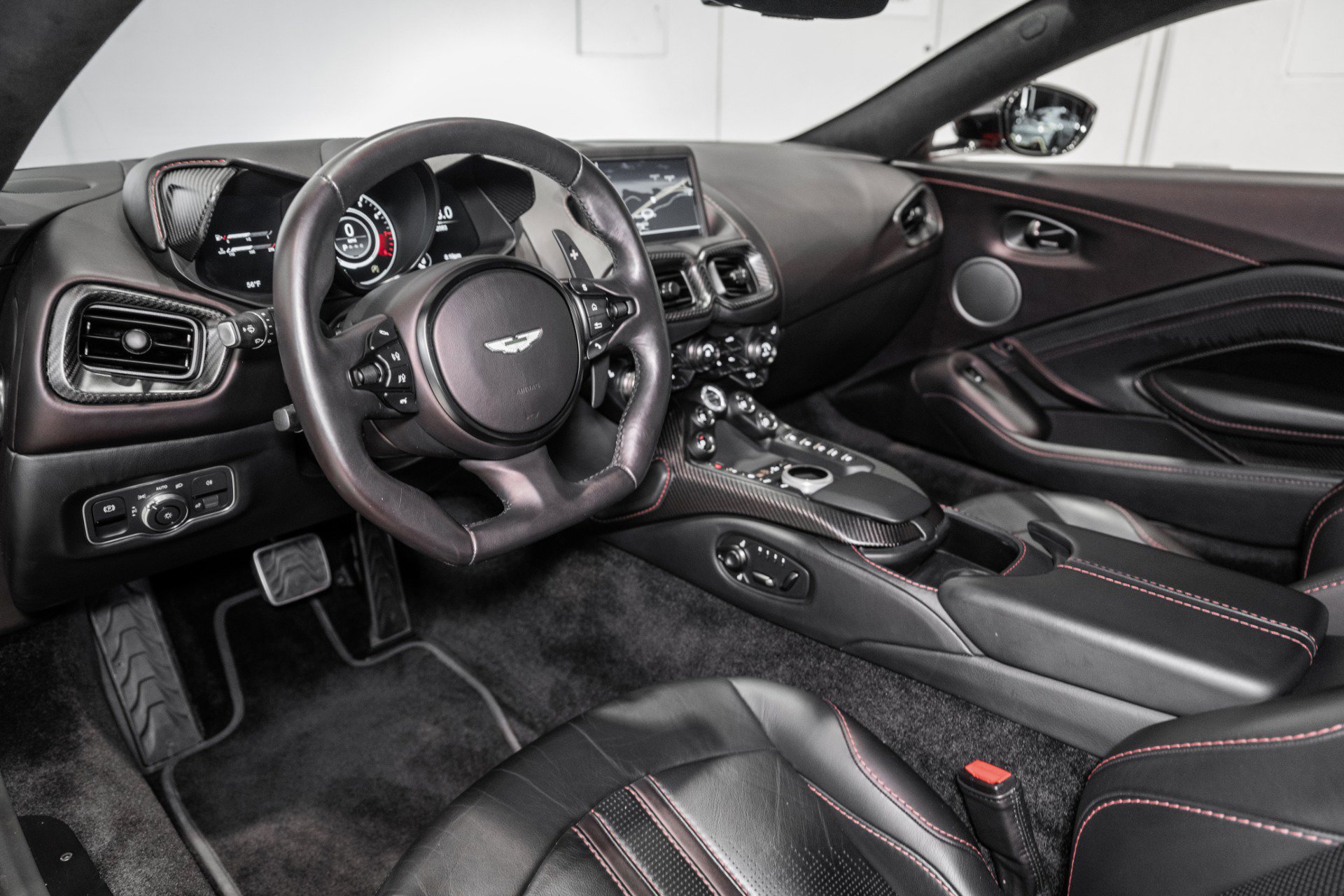 Used 2023 Aston Martin V8 Vantage Coupe image 3