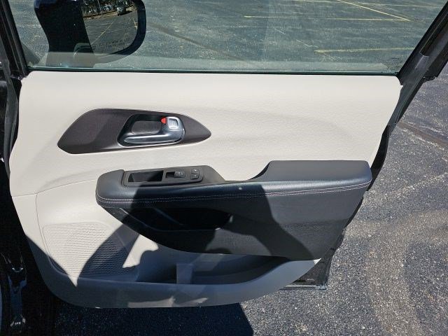 Used 2024 Chrysler Pacifica Touring-L image 13