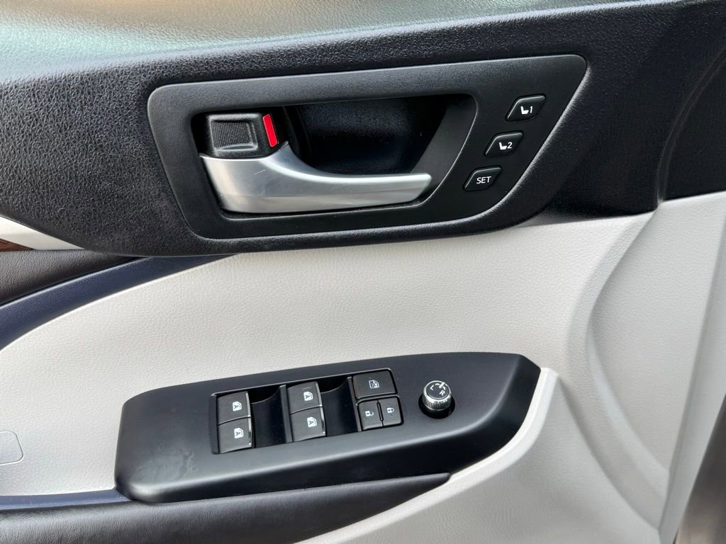 Used 2016 Toyota Highlander Limited Platinum image 14