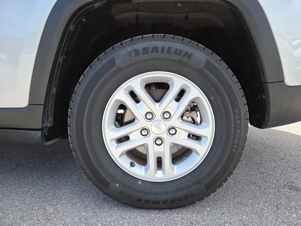 Used 2024 Jeep Grand Cherokee Laredo image 16