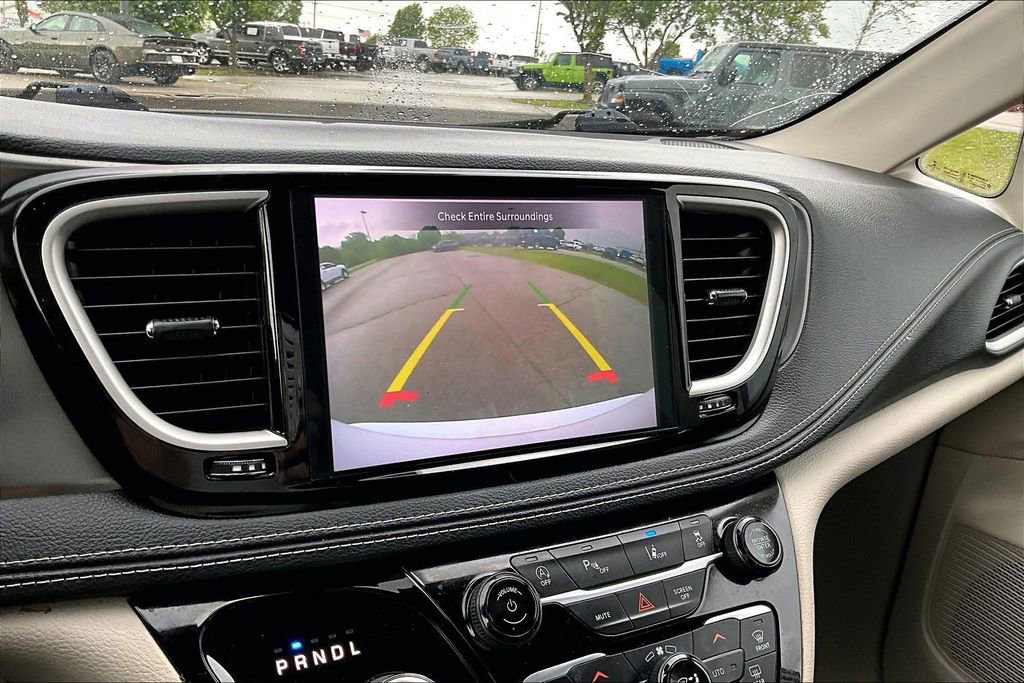 Used 2023 Chrysler Pacifica Touring-L FWD image 18