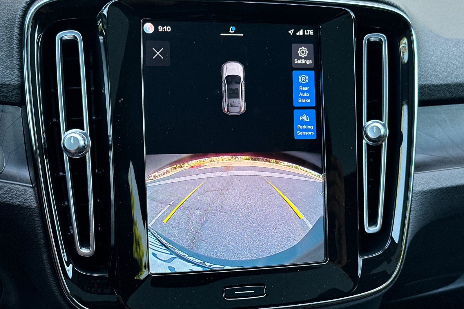 Certified 2023 Volvo C40 Recharge Core AWD/4WD image 23
