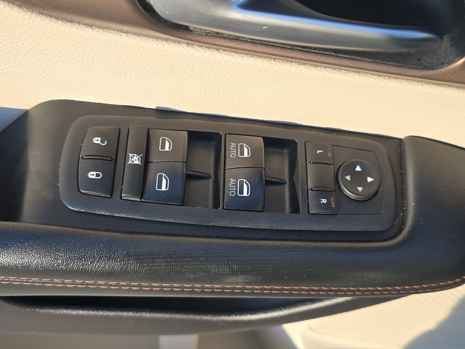 Used 2018 Chrysler Pacifica Touring Plus w/ Tire & Wheel Group FWD image 28