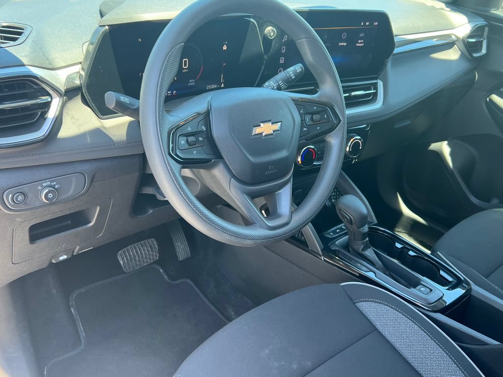 Used 2025 Chevrolet TrailBlazer LT AWD/4WD image 18