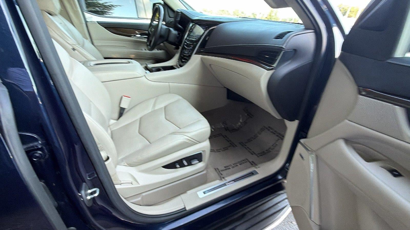 Used 2020 Cadillac Escalade Luxury RWD image 18