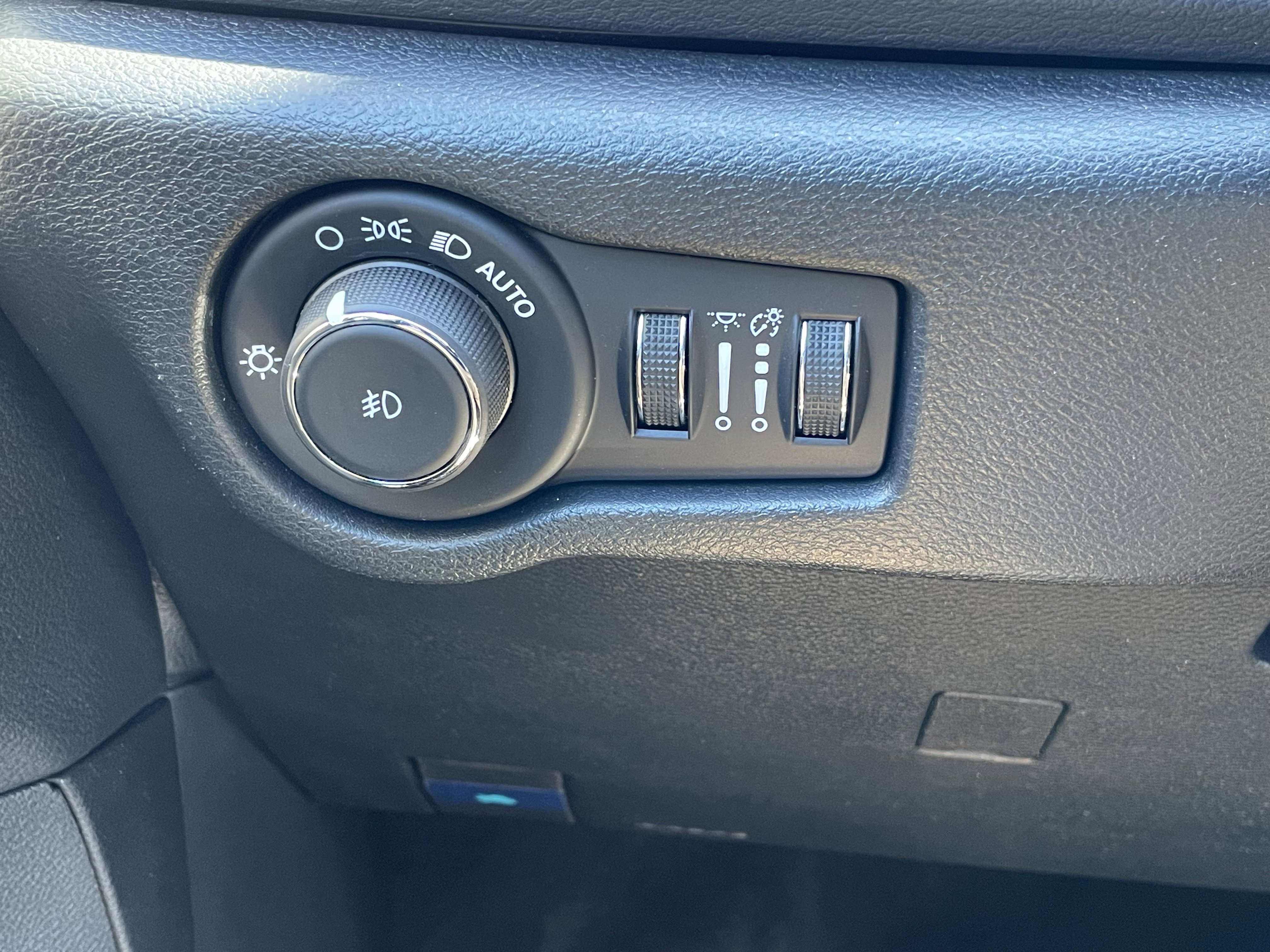 Used 2025 Chrysler Pacifica Select image 14