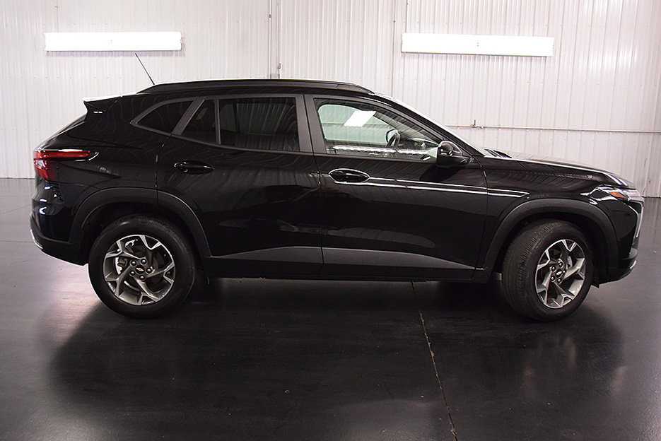 Used 2024 Chevrolet Trax LT w/ Sunroof Package FWD image 8