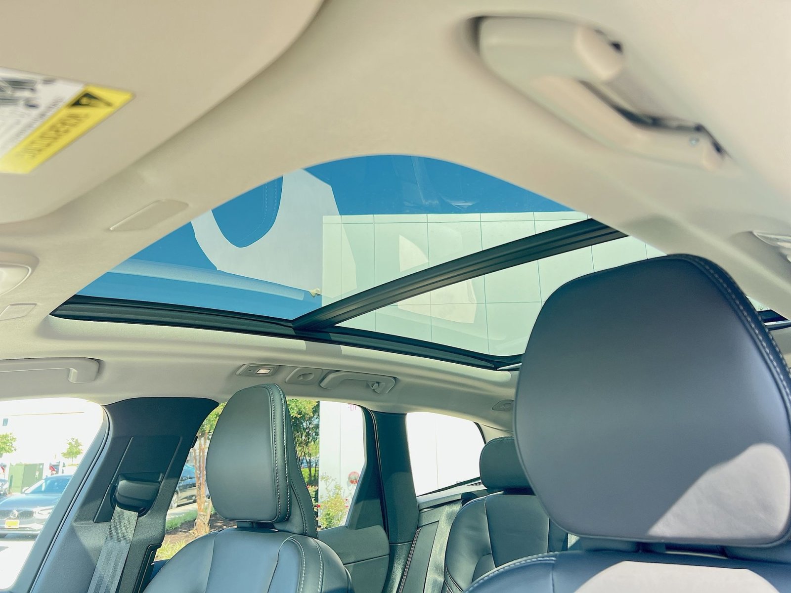 Certified 2023 Volvo XC60 B6 Ultimate w/ Climate Package image 24