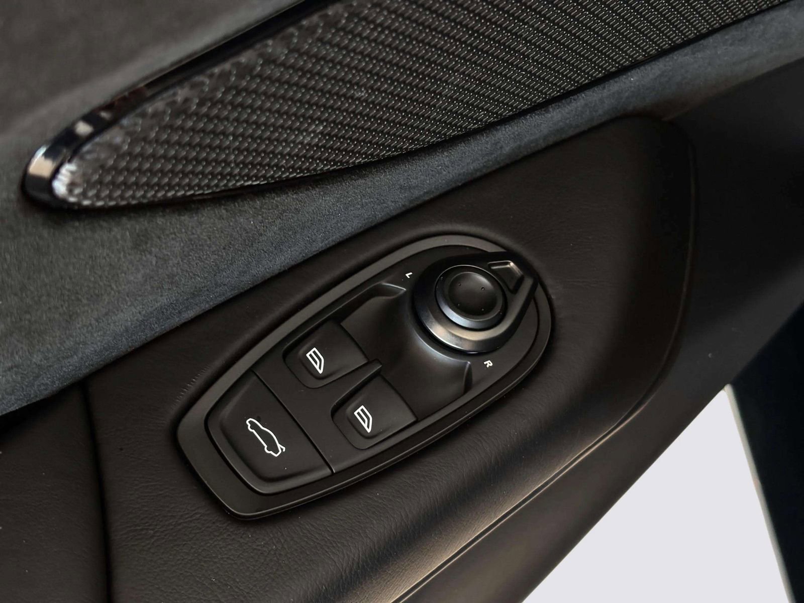 New 2026 Aston Martin V8 Vantage S image 25