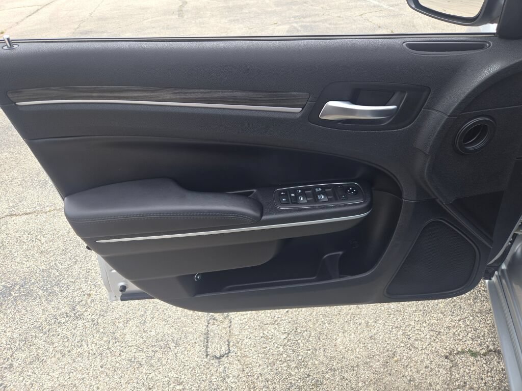 Used 2021 Chrysler 300 Touring w/ Chrome Appearance Package RWD image 19