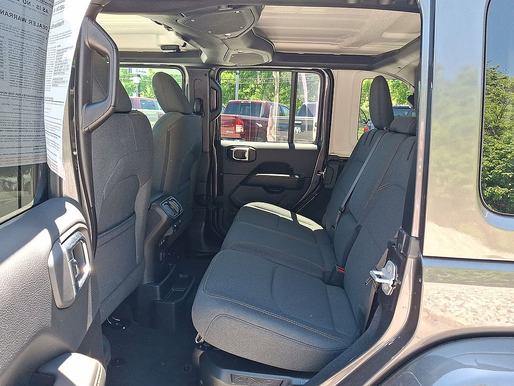 Used 2025 Jeep Wrangler Unlimited Sahara w/ Safety Group AWD/4WD image 20