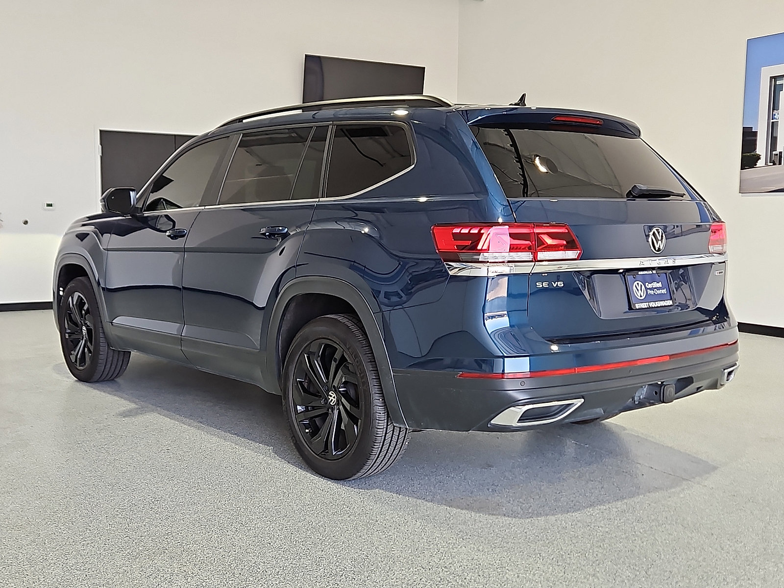Certified 2022 Volkswagen Atlas SE w/ Black Wheel Package AWD/4WD image 2