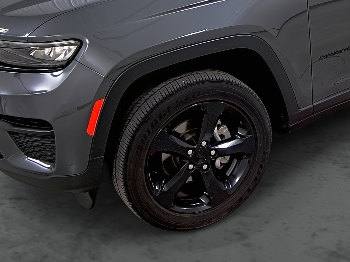 Used 2023 Jeep Grand Cherokee Altitude AWD/4WD image 7