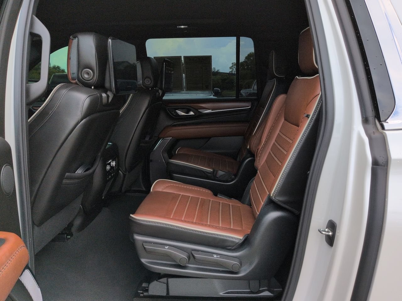 Used 2023 GMC Yukon XL Denali Ultimate AWD/4WD image 14