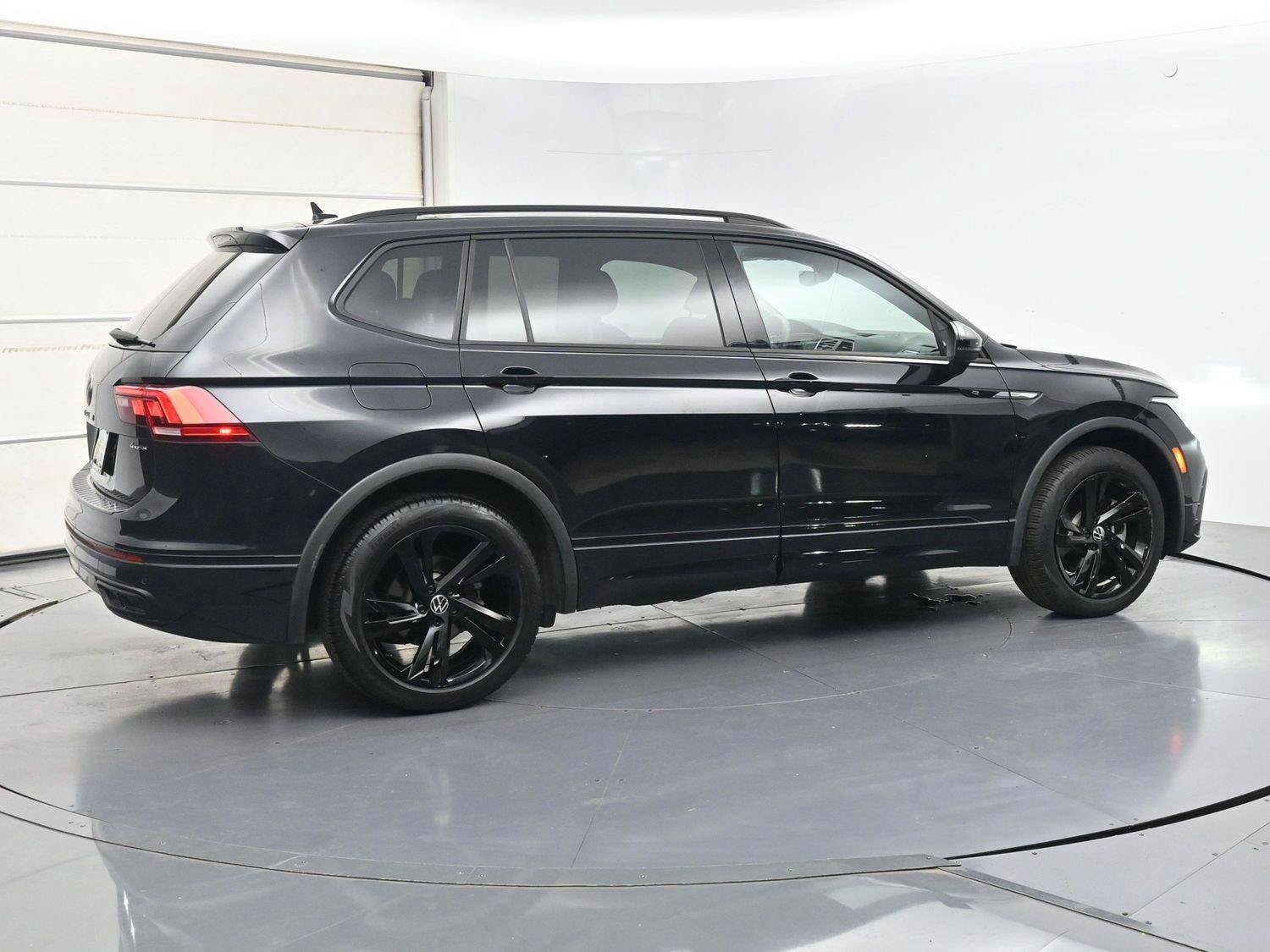 Used 2023 Volkswagen Tiguan SE R-Line AWD/4WD image 25