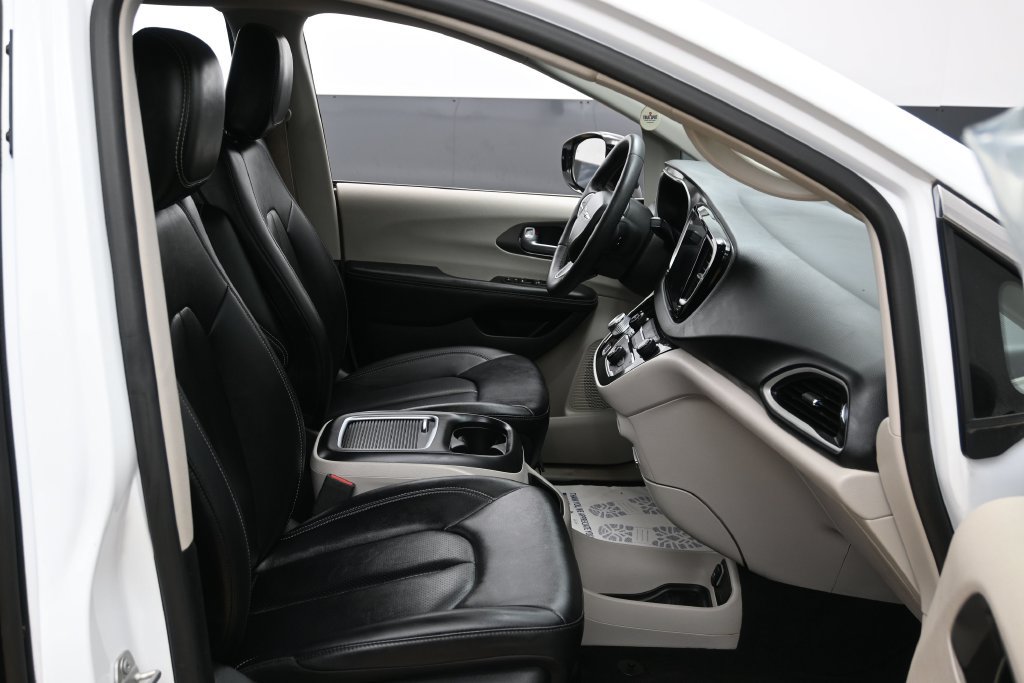 Used 2024 Chrysler Pacifica Touring-L FWD image 27