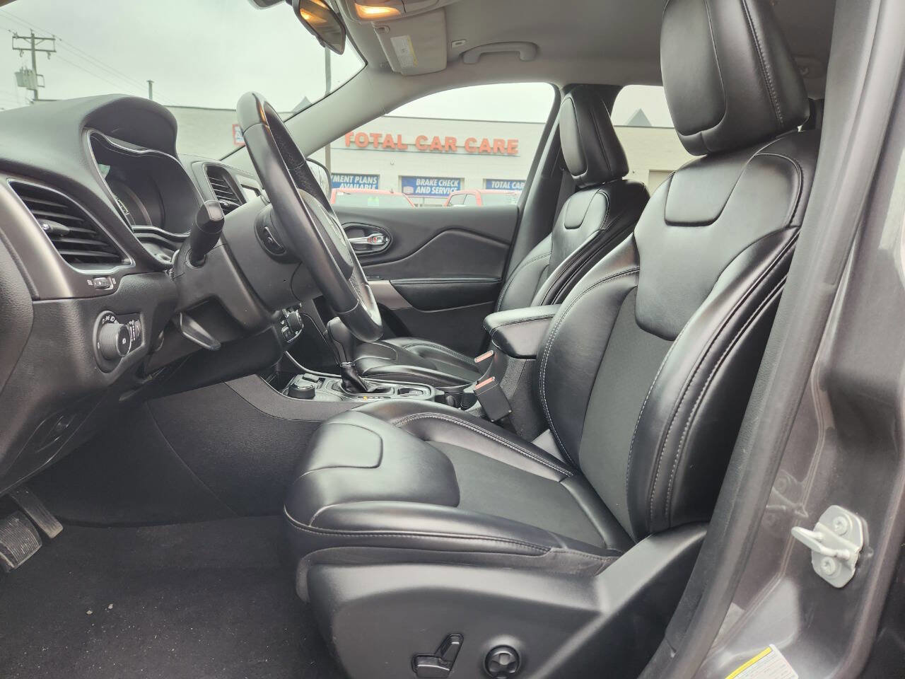 Used 2019 Jeep Cherokee Latitude Plus image 12