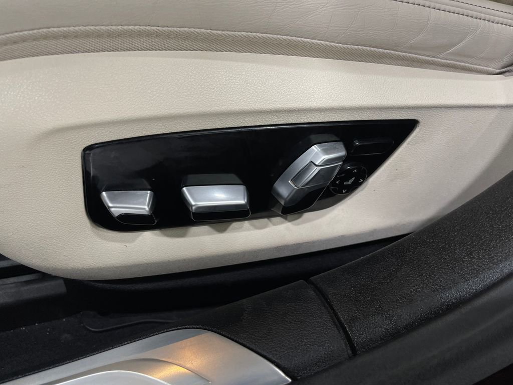 Used 2018 BMW 750i w/ Executive Package RWD image 17