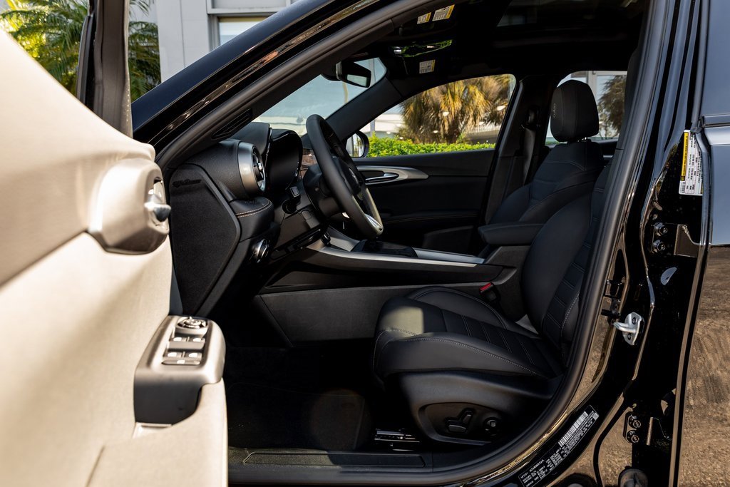 New 2025 Alfa Romeo Tonale w/ Premium Package image 21