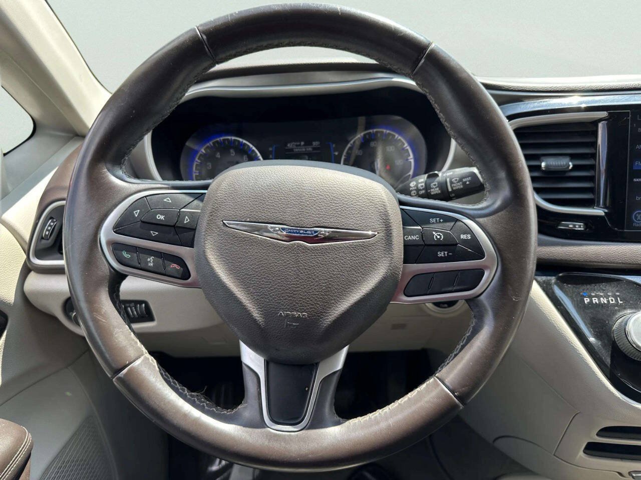 Used 2017 Chrysler Pacifica Touring-L FWD image 23