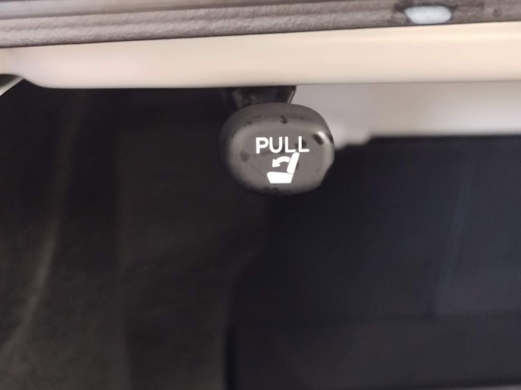 Used 2023 Toyota Camry SE image 16