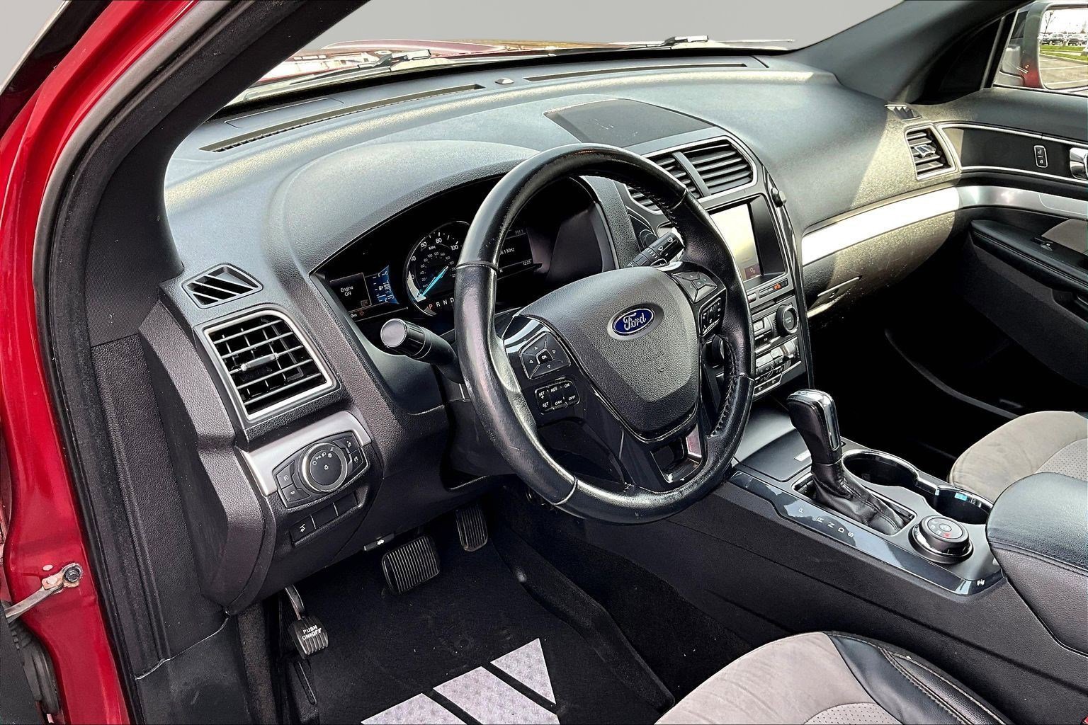 Used 2017 Ford Explorer XLT w/ Equipment Group 202A image 18