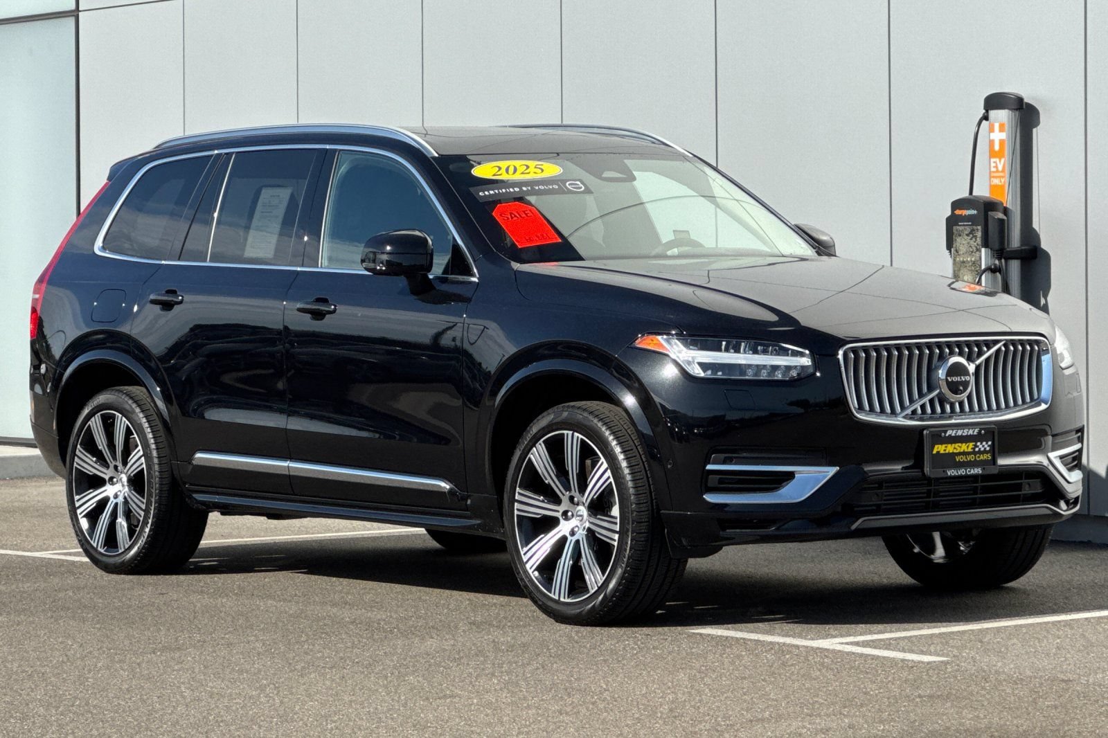 Used 2025 Volvo XC90 T8 Ultra w/ Protection Package Premier AWD/4WD image 7
