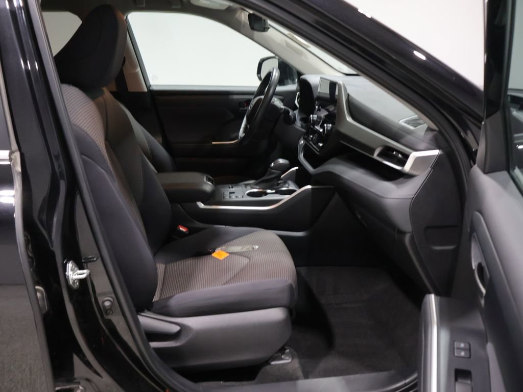 Used 2023 Toyota Highlander LE image 22