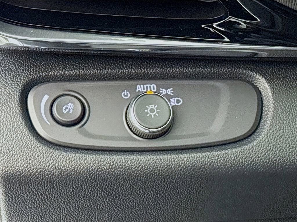 Used 2025 Buick Envista Sport Touring w/ Convenience I Package image 11