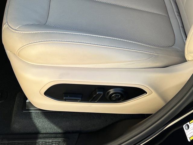 Certified 2024 Jeep Grand Cherokee Limited w/ Luxury Tech Group II image 11