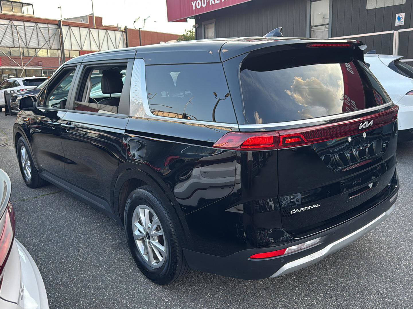 Used 2024 Kia Carnival LX FWD image 2