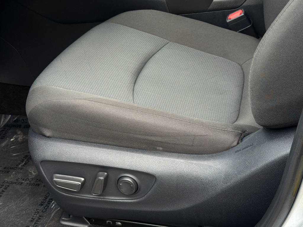 Used 2025 Toyota RAV4 XLE AWD/4WD image 21