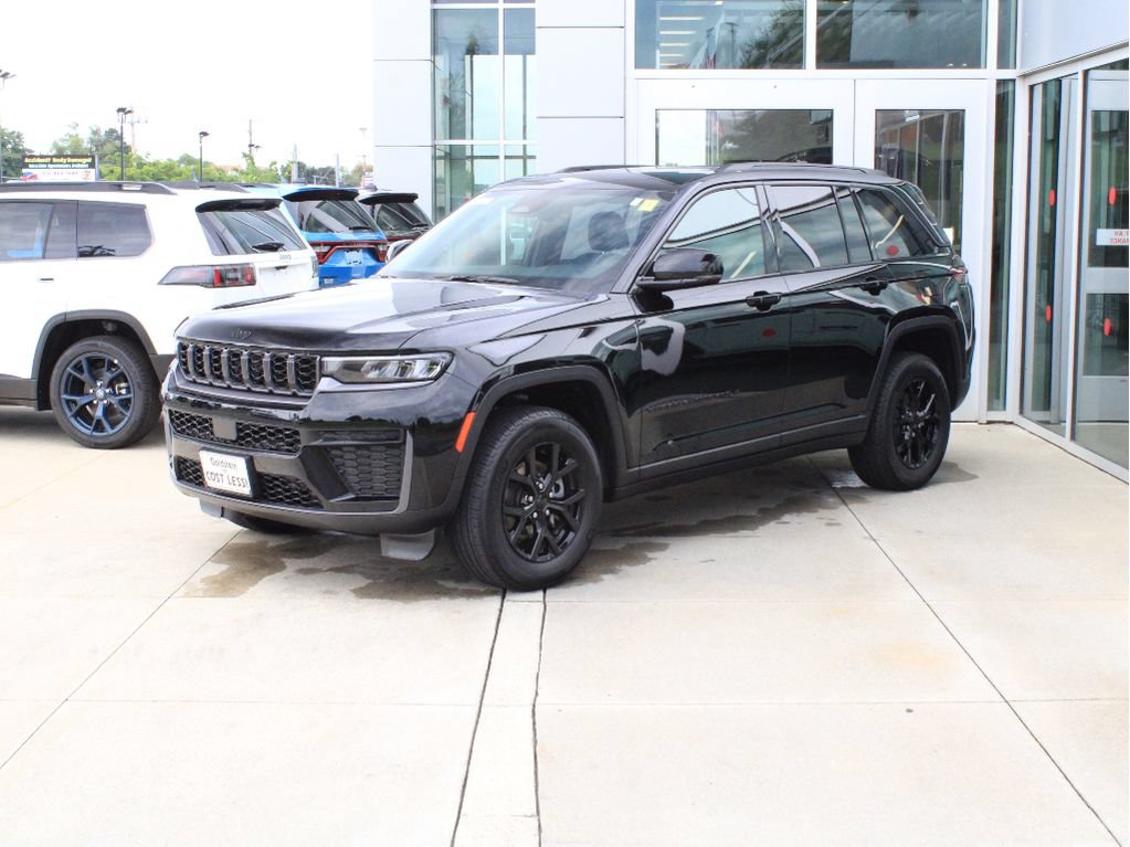 Used 2026 Jeep Grand Cherokee Altitude AWD/4WD image 3